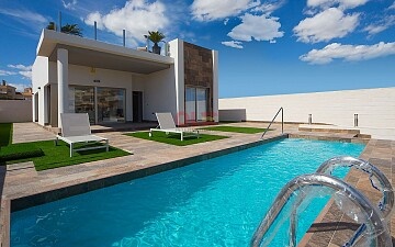 Gelijkvloerse villa's met 3 slaapkamers, zwembad en souterrain nabij Playa Flamenca en Villamartín in Ole International