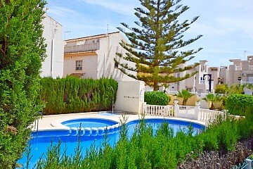 Maison jumelée d'angle de 3 chambres à 300 mètres de la mer à Torrevieja in Ole International