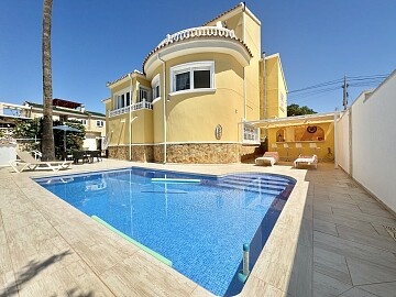 Villa indipendente con piscina privata a Orihuela Costa * in Ole International