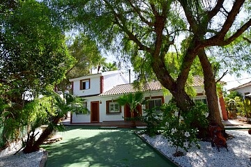 Large finca-style villa with 5 bedrooms near the town of Orihuela in Ole International