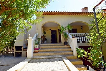 Villa mit 3 Schlafzimmern zum Renovieren in Villamartín  in Ole International