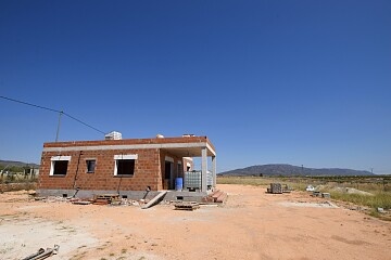 Modern landhuis in aanbouw voor de koper in Pinoso  in Ole International