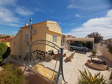 Vrijstaande villa met 4 slaapkamers in de urbanisatie La Marina  in Ole International