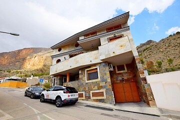 Chalet de luxe à côté de la montagne à Redován  in Ole International