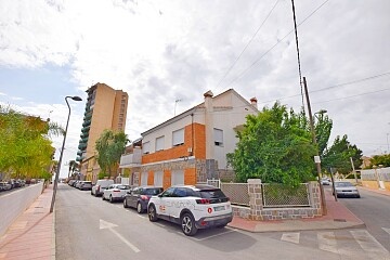 Bungalow all'ultimo piano con 4 camere da letto vicino al lungomare di Santiago de la Ribera  in Ole International