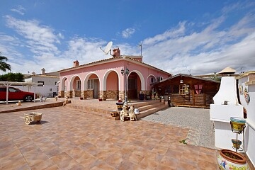 Doppelhaushälfte mit 3 Schlafzimmern und großem Garten in der Nähe von Cabo Roig in Ole International