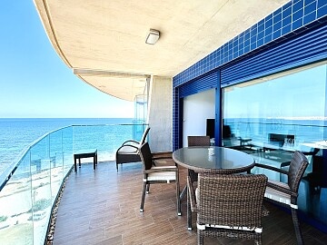 Apartamento de 2 dormitorios al lado del mar en Punta Prima * in Ole International