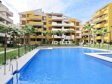 Apartamento de 3 dormitorios cerca del mar en Punta Prima in Ole International