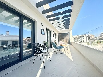 Luxurious 3-bedroom penthouse with private solarium in Villamartin in Ole International