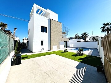 Chalet independiente de 3 dormitorios con jardín y piscina en Guardamar del Segura * in Ole International