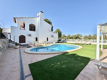 Vrijstaande villa met 4 slaapkamers en uitzicht op de golfbaan Villamartín in Ole International