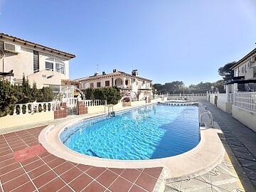 Bungalow mit 2 Schlafzimmern im Dachgeschoss in Los Altos mit Keller * in Ole International