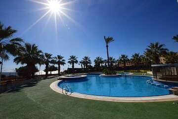 Geräumige Eck-Maisonette direkt am Meer in Aguamarina in Ole International