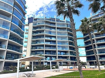 Apartamento de 2 dormitorios cerca del mar en Punta Prima in Ole International