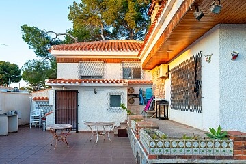 Geräumige Villa mit 8 Schlafzimmern in Dehesa de Campoamor in Ole International