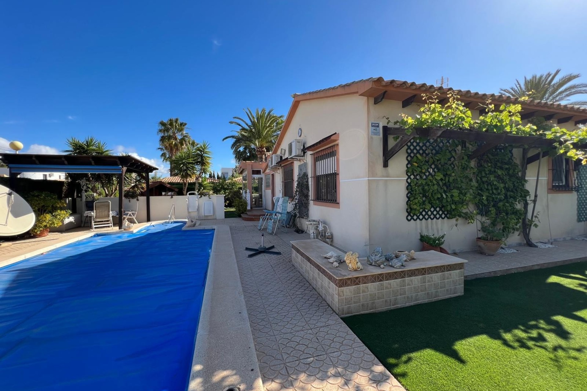 Odsprzedaż - Villa - Cabo Roig