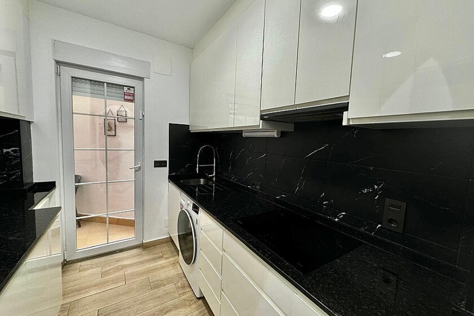 Resale - Ground floor apartment - Torrevieja - Playa de los Locos