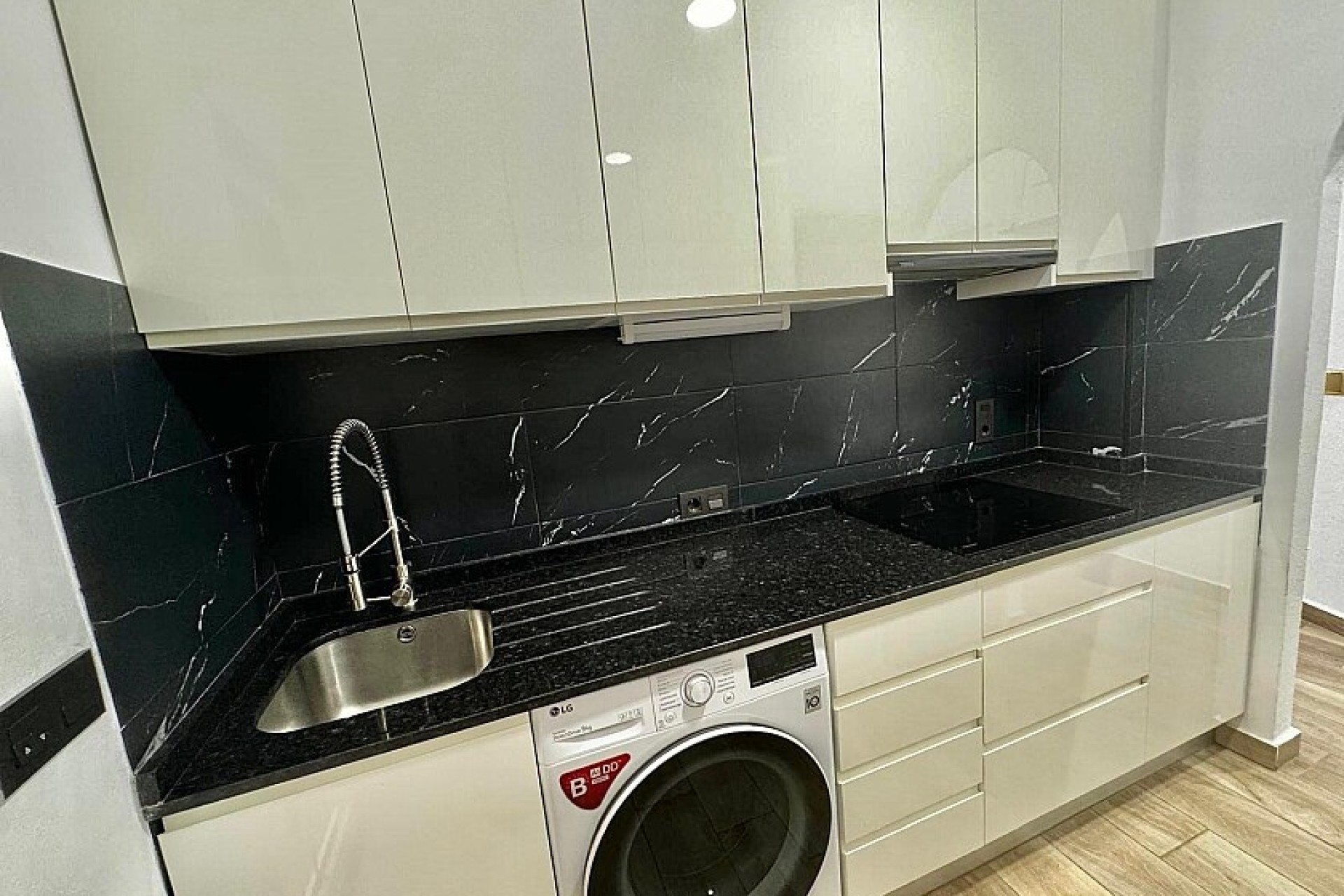 Resale - Ground floor apartment - Torrevieja - Playa de los Locos