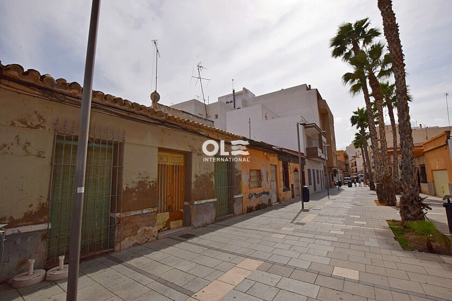 Resale - Plot / Land - Torrevieja - Paseo de Torrevieja