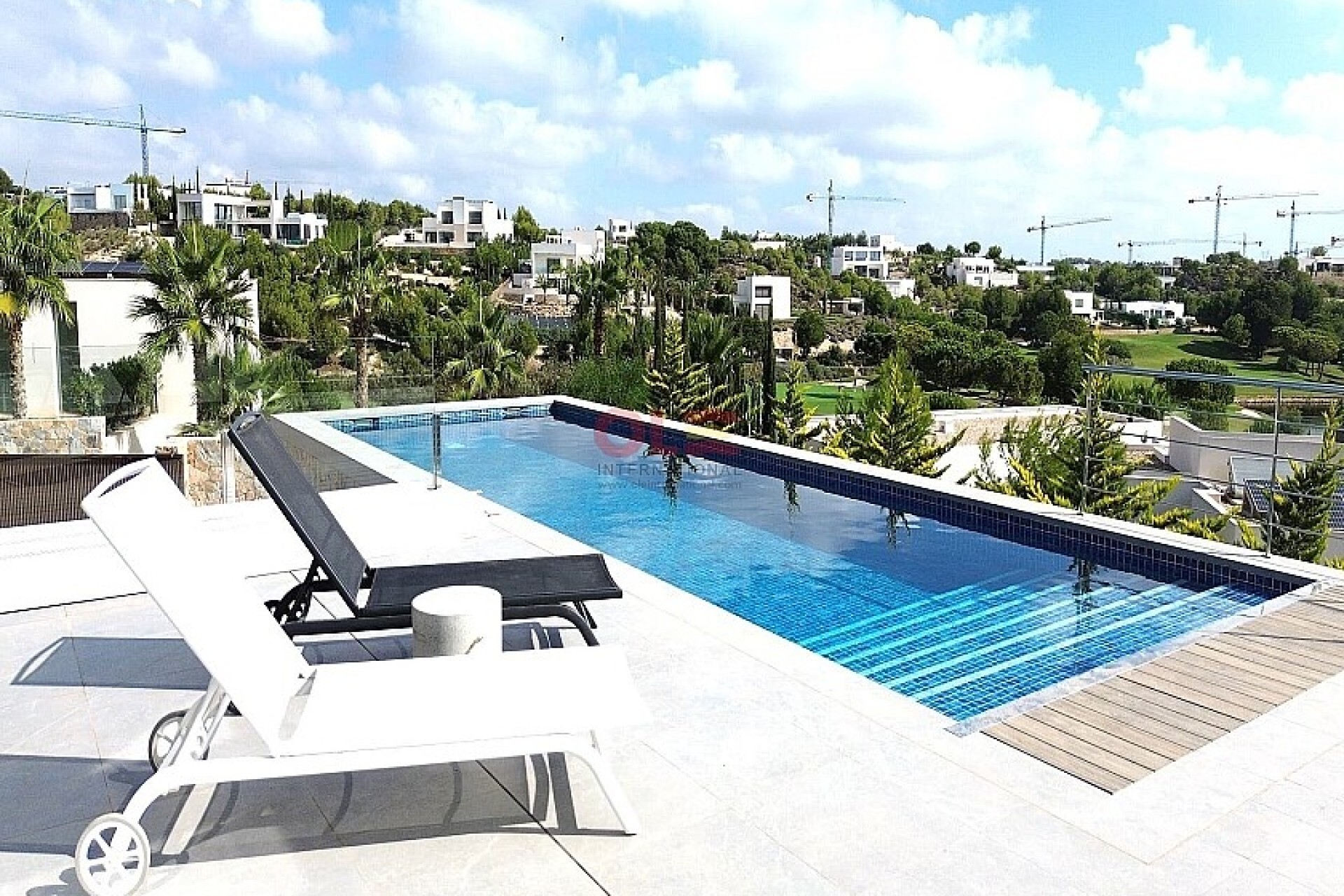 Resale - Villa - Colinas Golf
