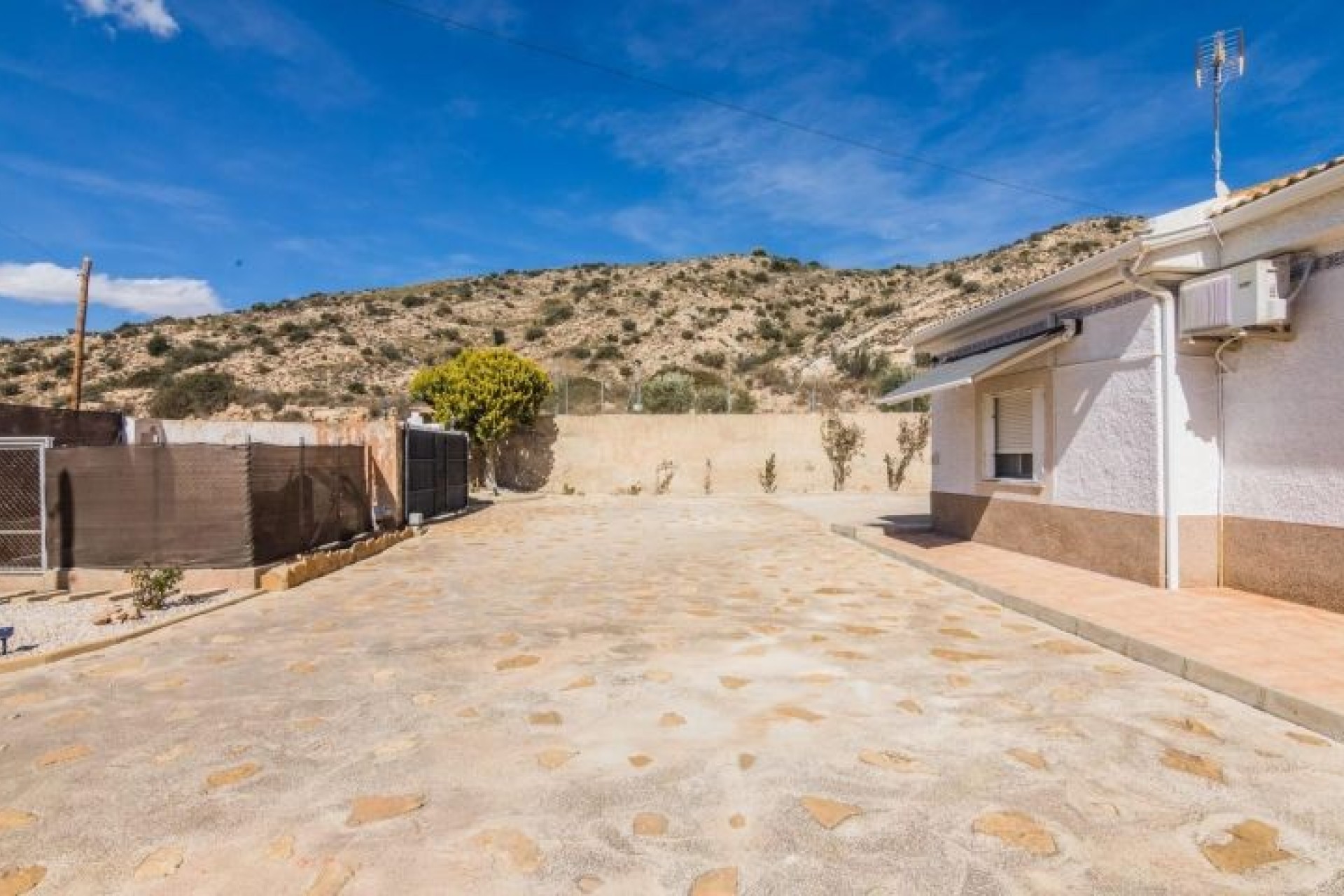 Resale - Villa - Elche