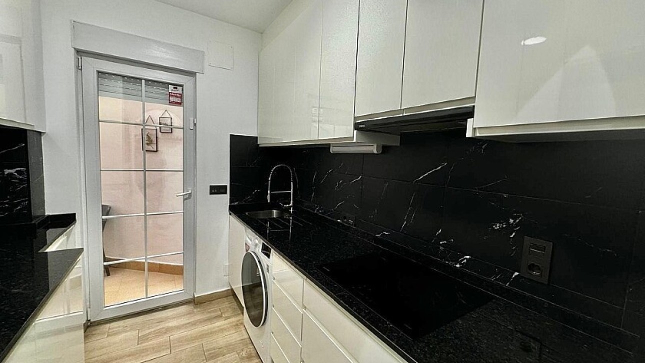 Resale - Ground floor apartment - Torrevieja - Playa de los Locos