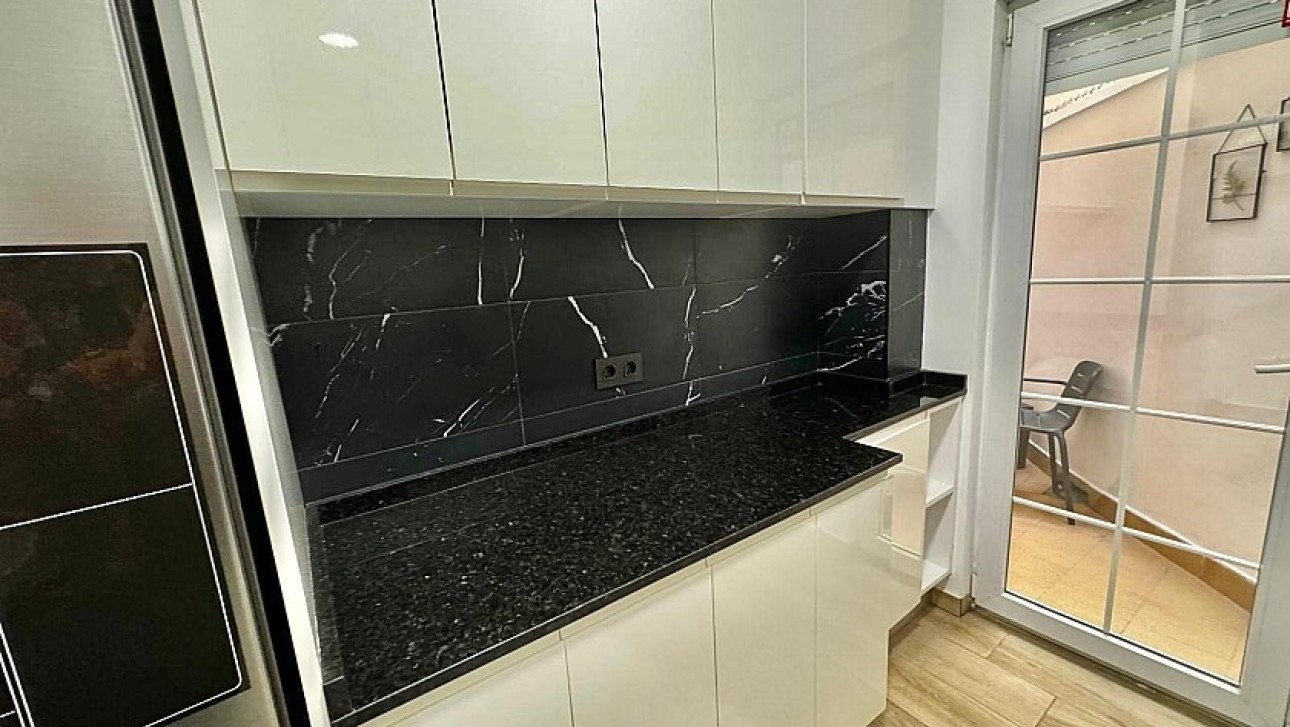 Resale - Ground floor apartment - Torrevieja - Playa de los Locos