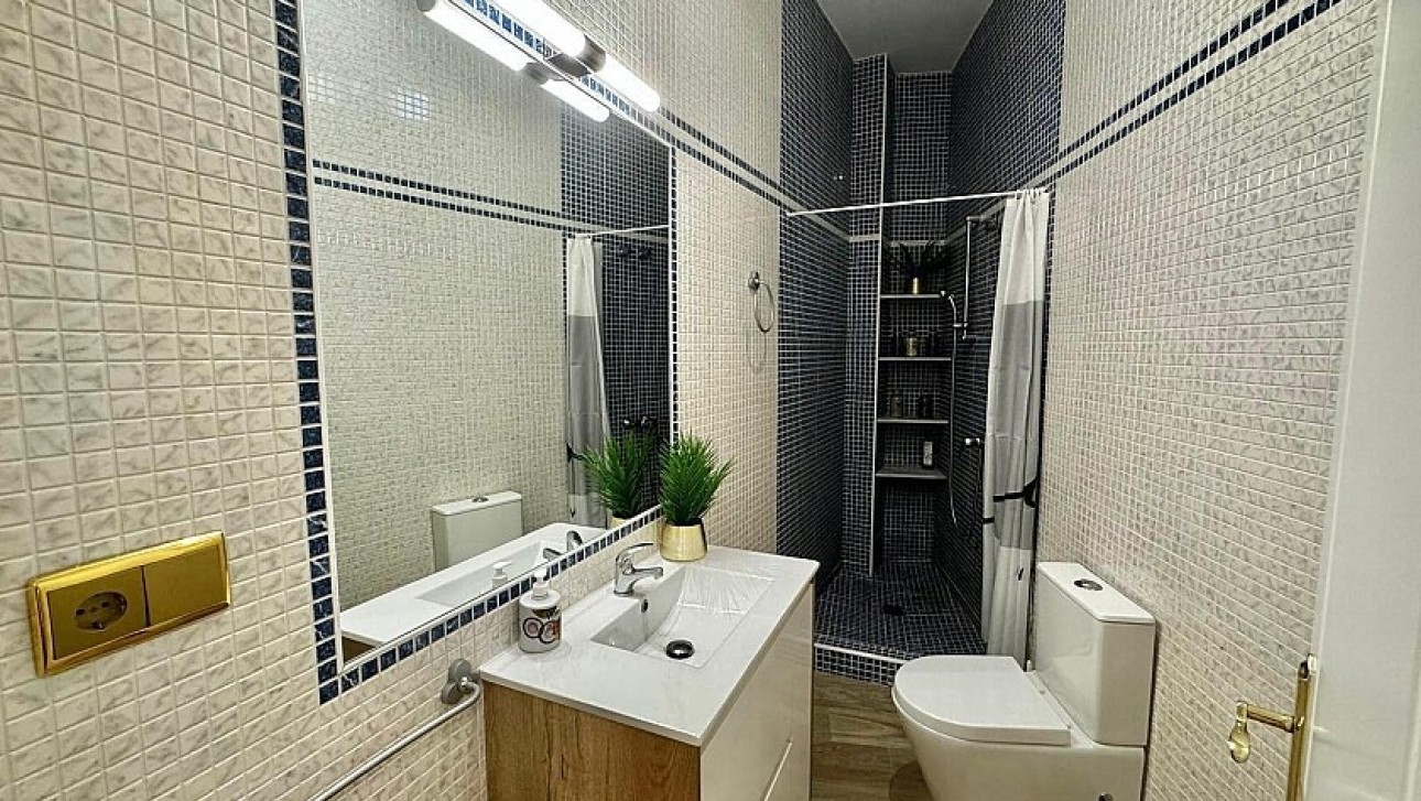 Resale - Ground floor apartment - Torrevieja - Playa de los Locos