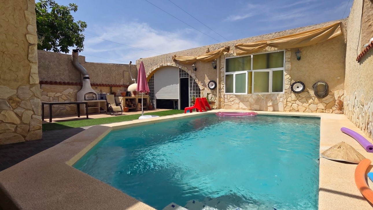 Resale - Townhouse - San Isidro
