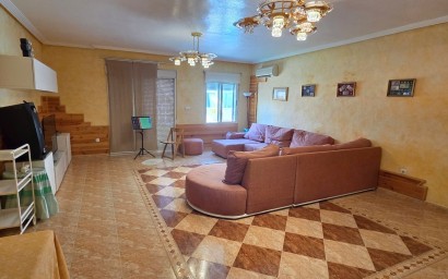 Resale - Townhouse - San Isidro