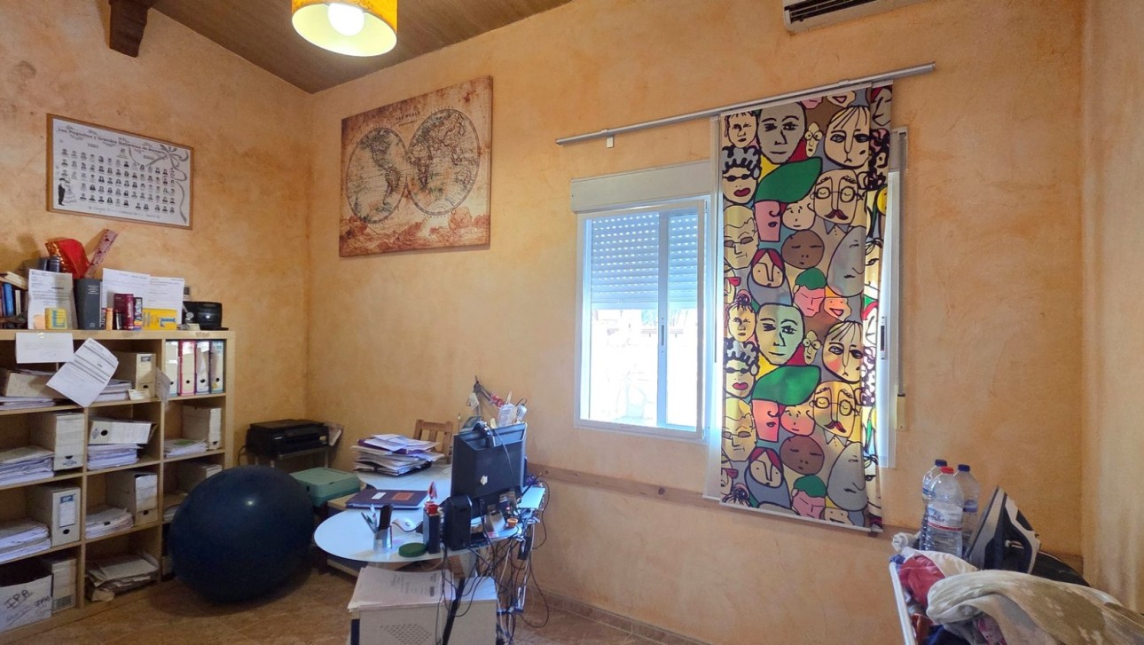 Resale - Townhouse - San Isidro