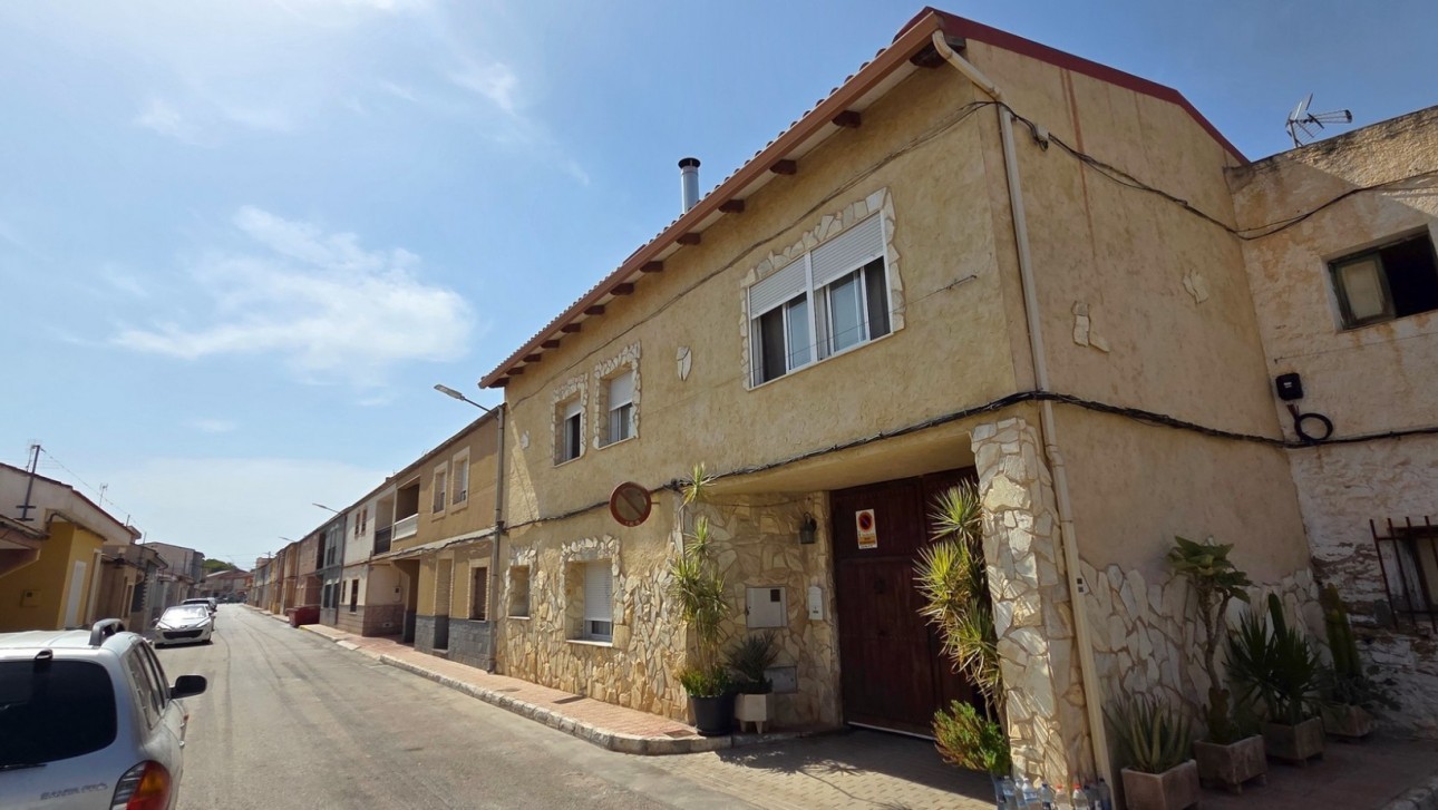 Resale - Townhouse - San Isidro