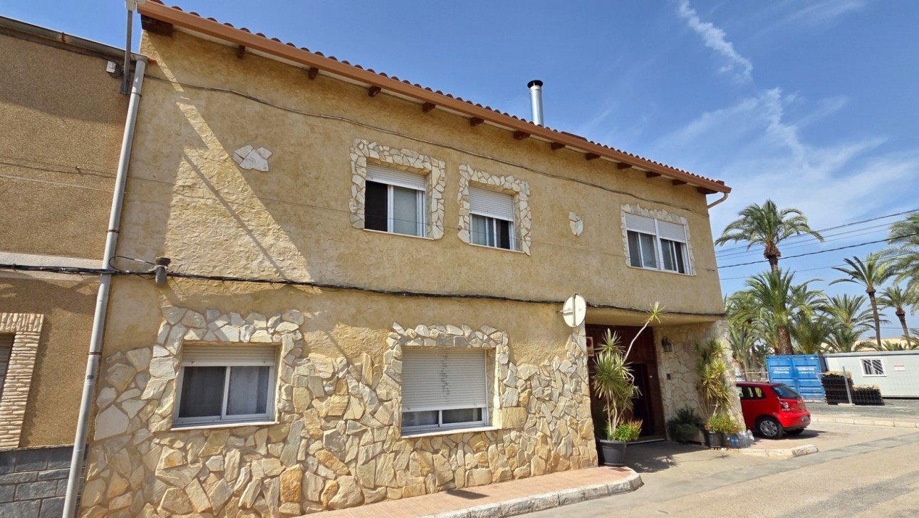 Resale - Townhouse - San Isidro