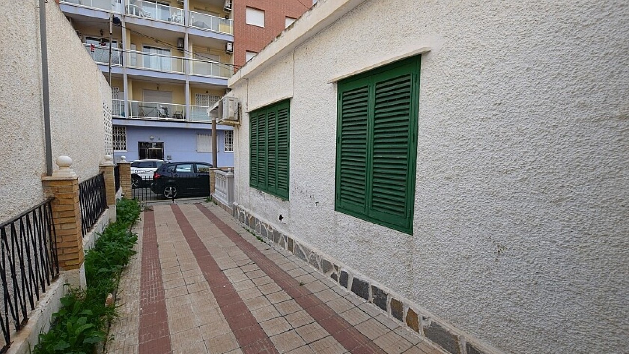 Resale - Villa - Torrevieja - Playa del Cura