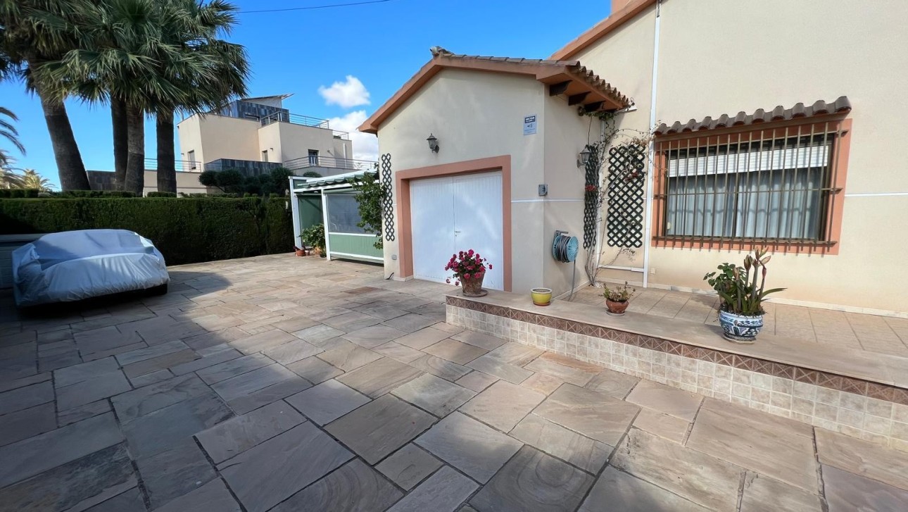 Resale - Villa - Cabo Roig