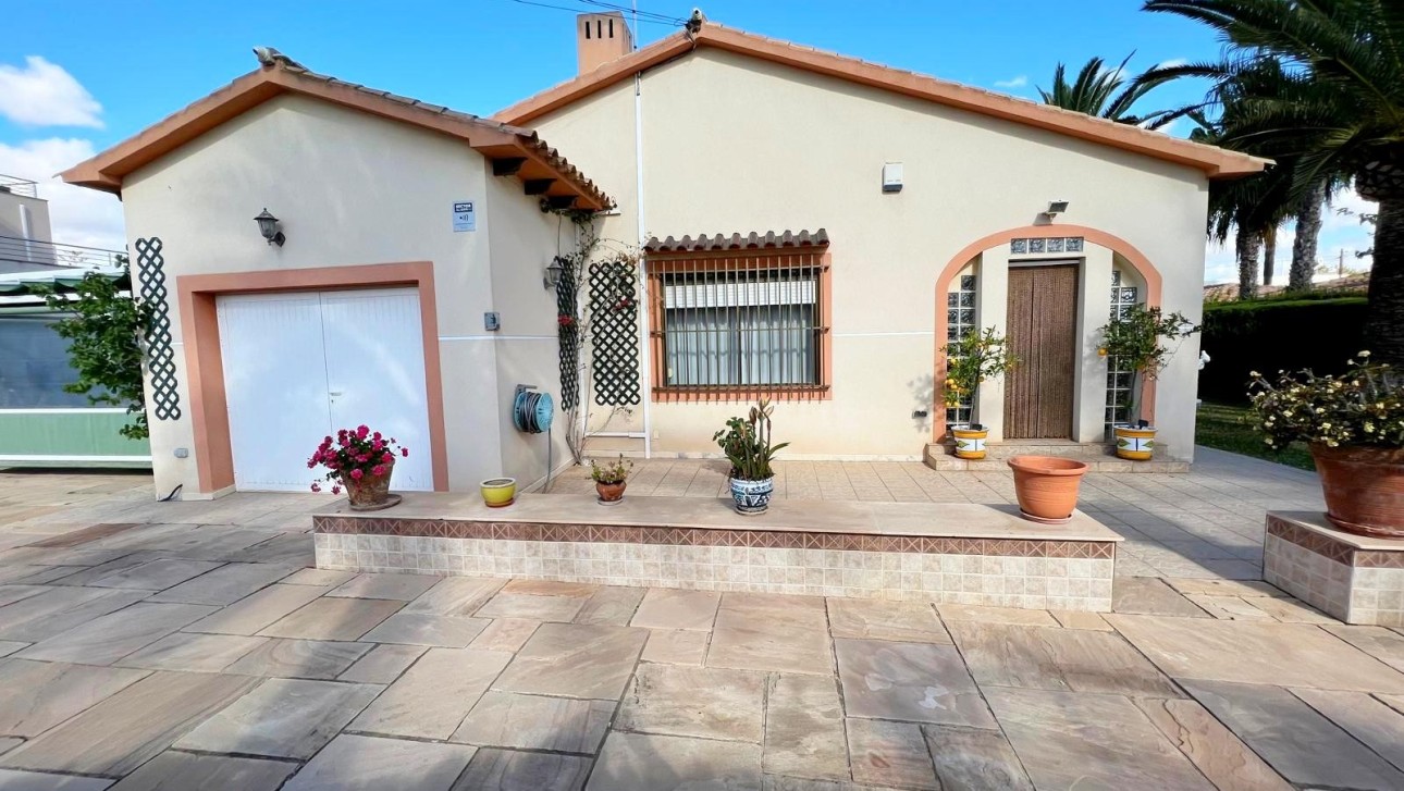 Resale - Villa - Cabo Roig