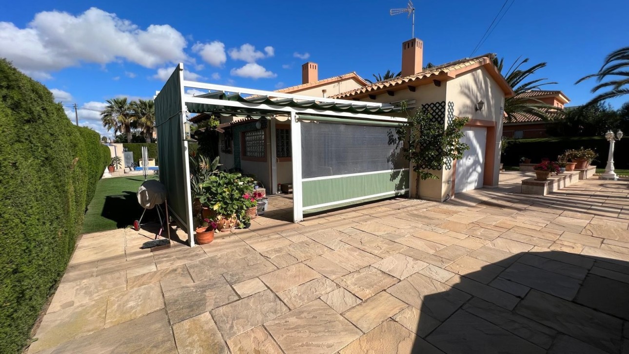 Resale - Villa - Cabo Roig