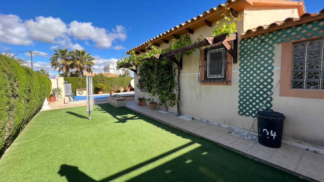 Resale - Villa - Cabo Roig