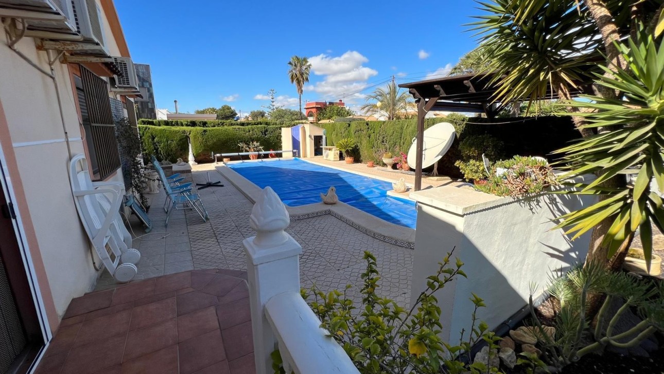 Resale - Villa - Cabo Roig