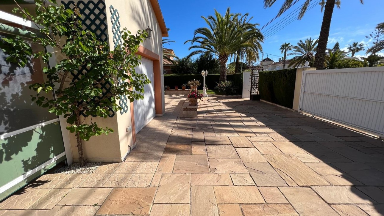 Resale - Villa - Cabo Roig