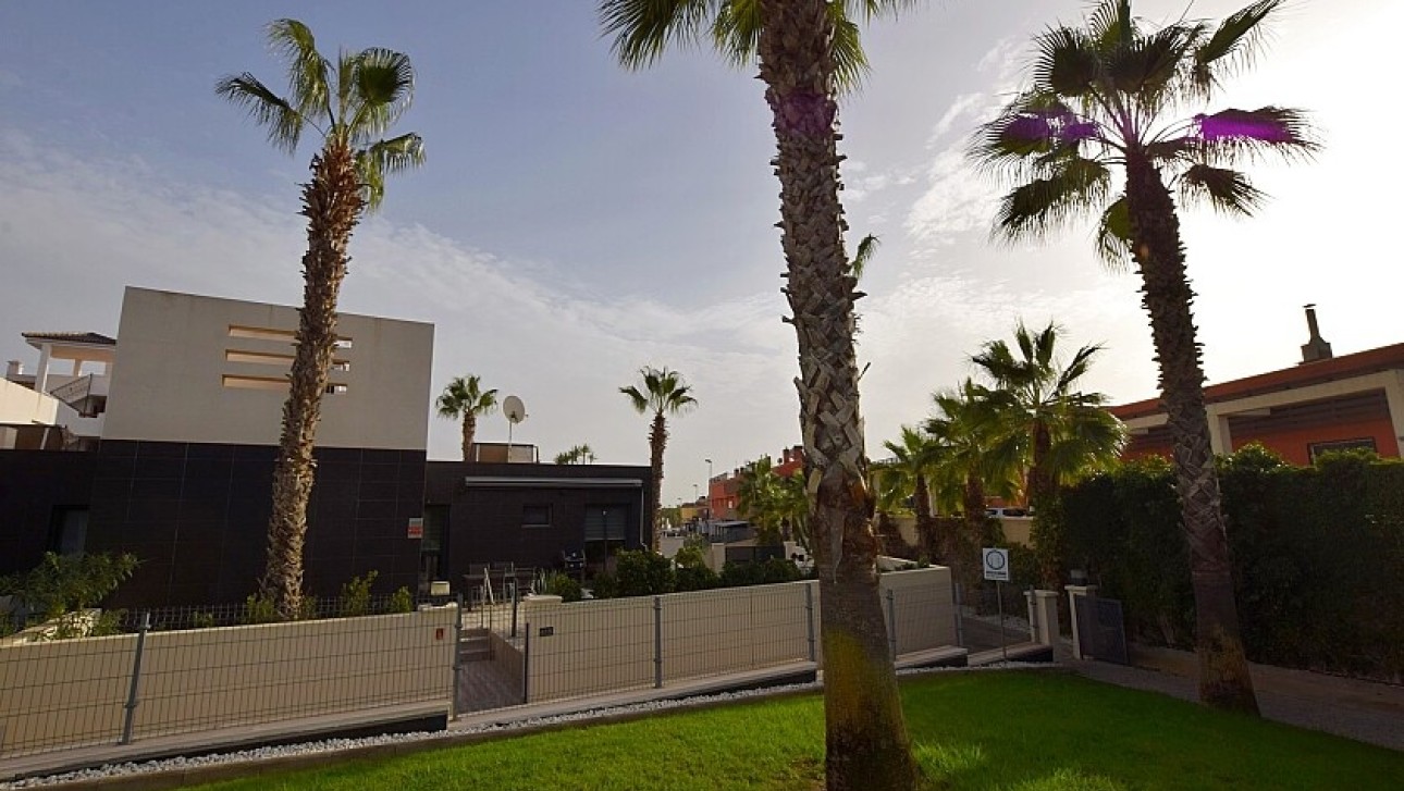 Resale - Semidetached villa - Orihuela Costa - Villamartín