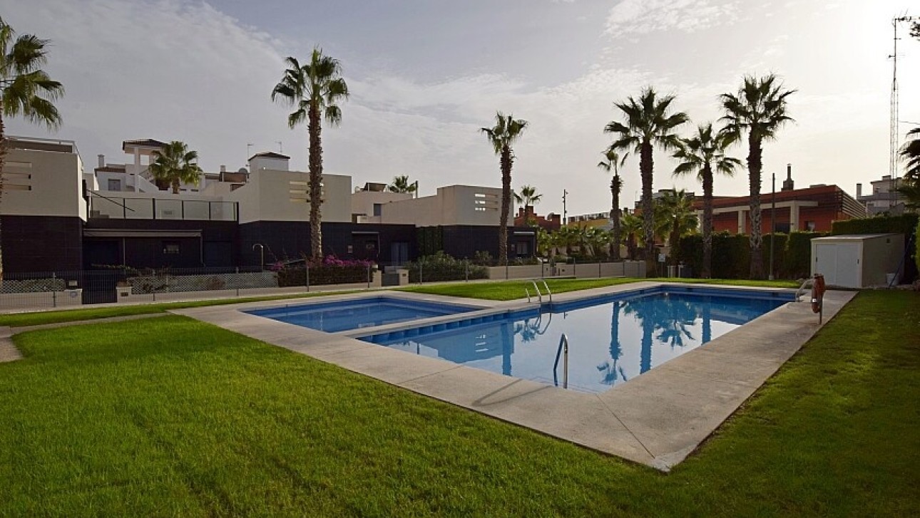 Resale - Semidetached villa - Orihuela Costa - Villamartín