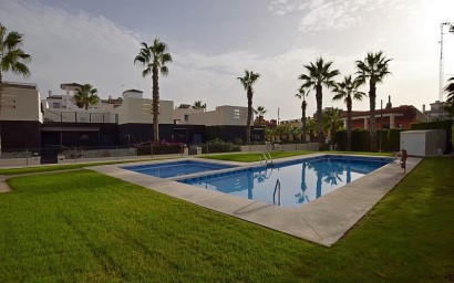 Resale - Semidetached villa - Orihuela Costa - Villamartín