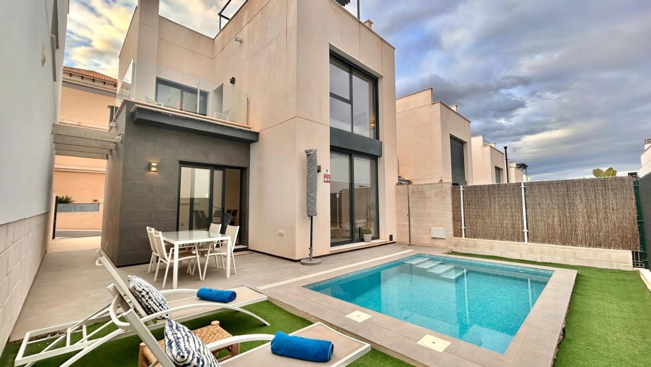 Resale - Villa - Orihuela Costa - PAU 26