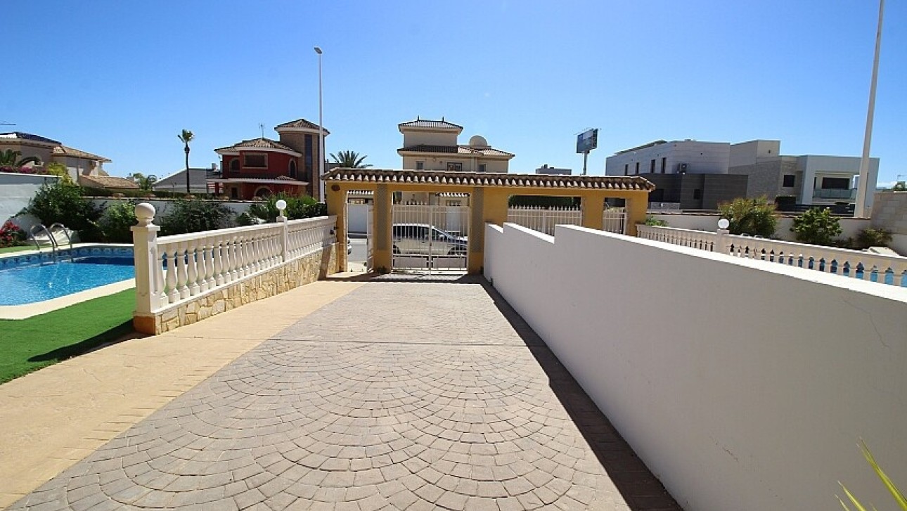 Resale - Villa - Orihuela Costa - La Zenia
