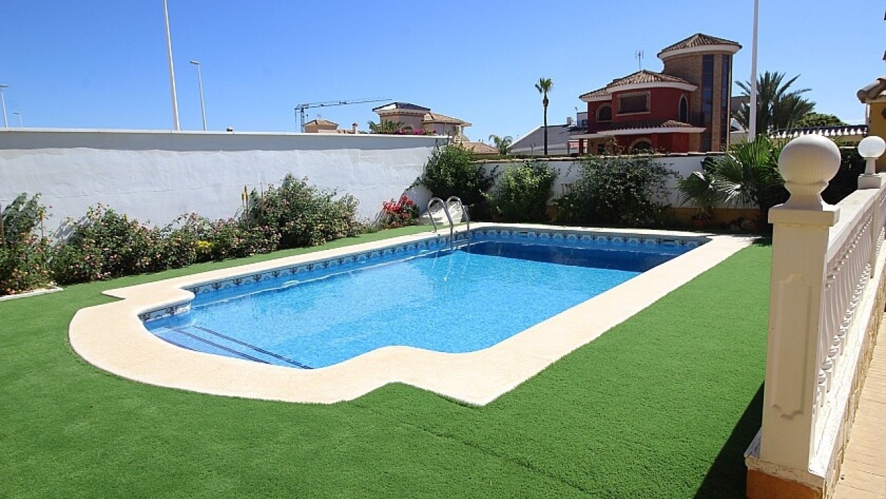 Resale - Villa - Orihuela Costa - La Zenia