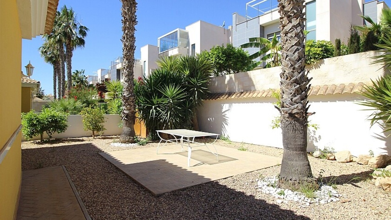 Resale - Villa - Orihuela Costa - La Zenia
