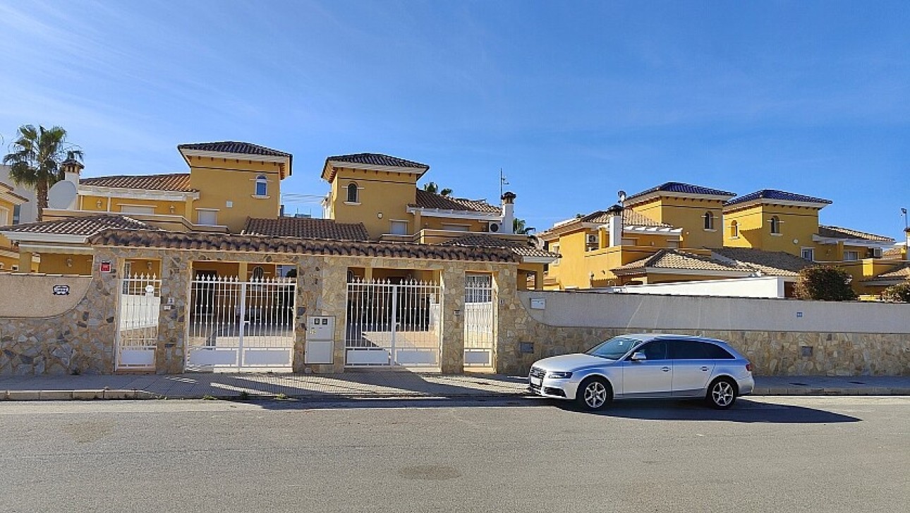 Resale - Villa - Orihuela Costa - La Zenia