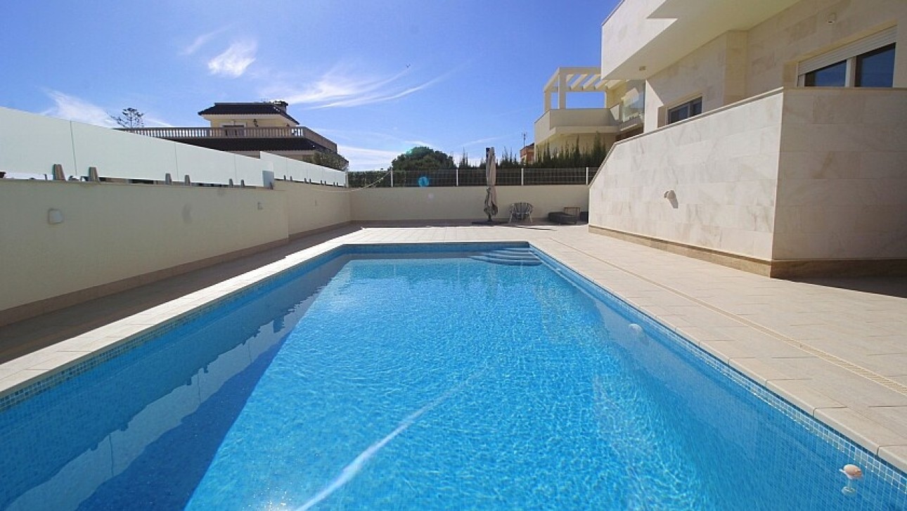 Resale - Villa - Orihuela Costa - La Zenia