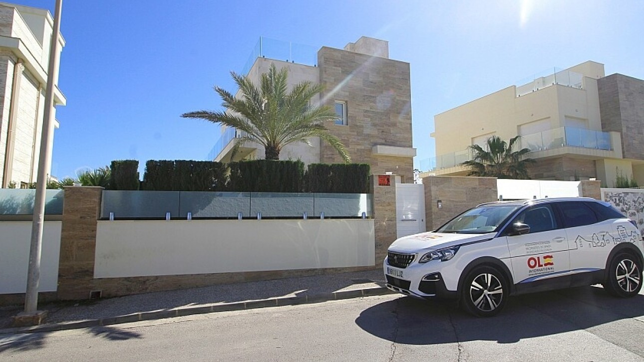 Resale - Villa - Orihuela Costa - La Zenia